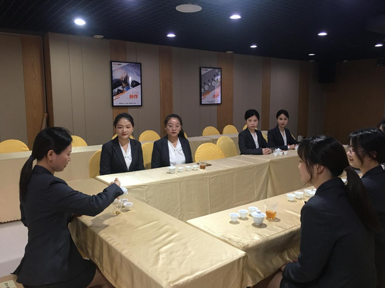 顺磊集团员工礼仪培训